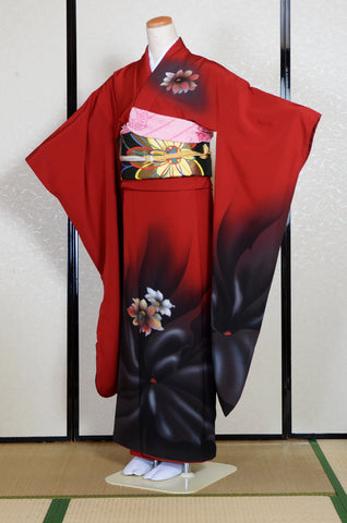Furisode kimono. Long sleeved kimono. Japanese kimono. maiko kimono. geisha kimono.