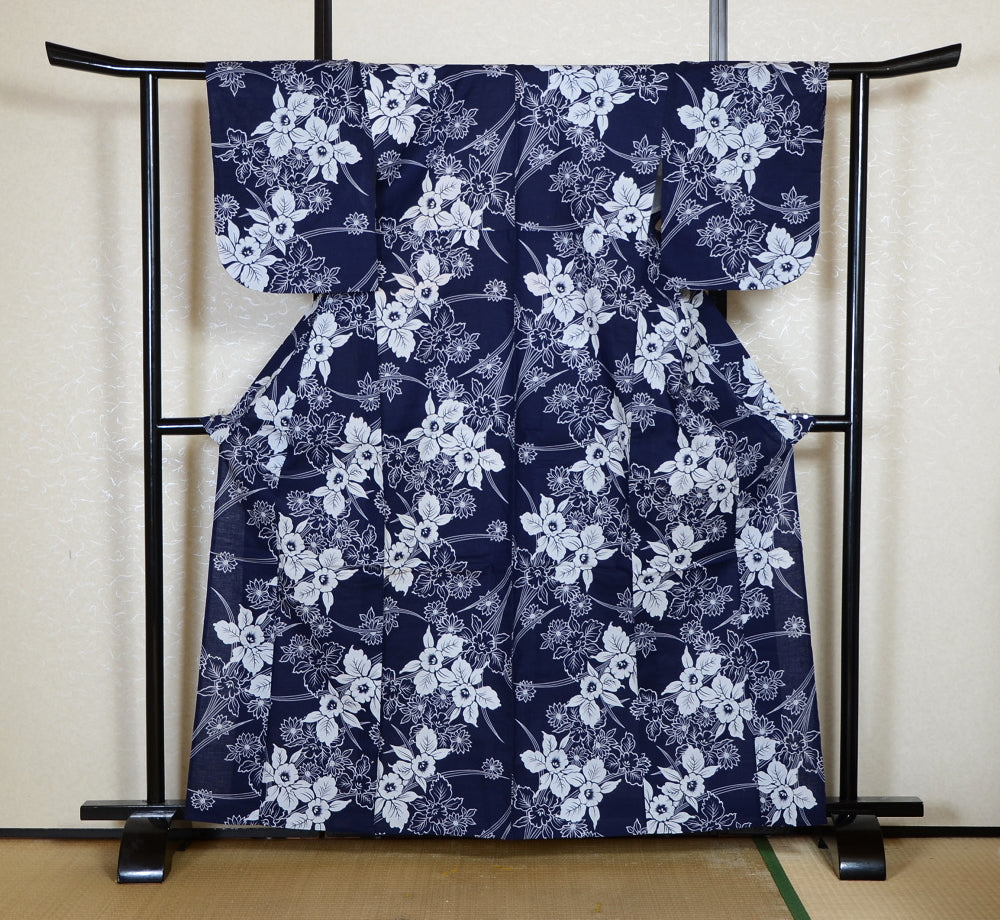Archive Yukata – Traditional Pattern (Women / One of a Kind) W-AT #19 (Timeless Indigo Floral Yukata)