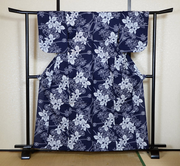 Archive Yukata – Traditional Pattern (Women / One of a Kind) W-AT #19 (Timeless Indigo Floral Yukata)