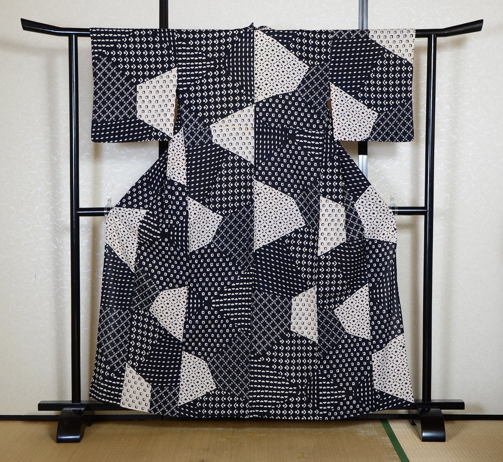 Archive Yukata – Traditional Pattern (Women / One of a Kind) W-AT #29
