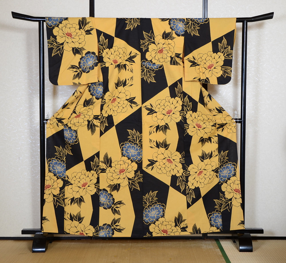 Archive Yukata – Traditional Pattern (Women / One of a Kind) W-AT #55