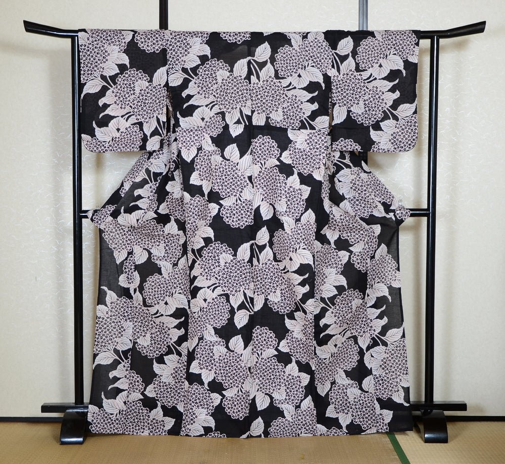 Archive Yukata – Traditional Pattern (Women / One of a Kind) W-AT #16 (Classic Black Hydrangea Yukata)