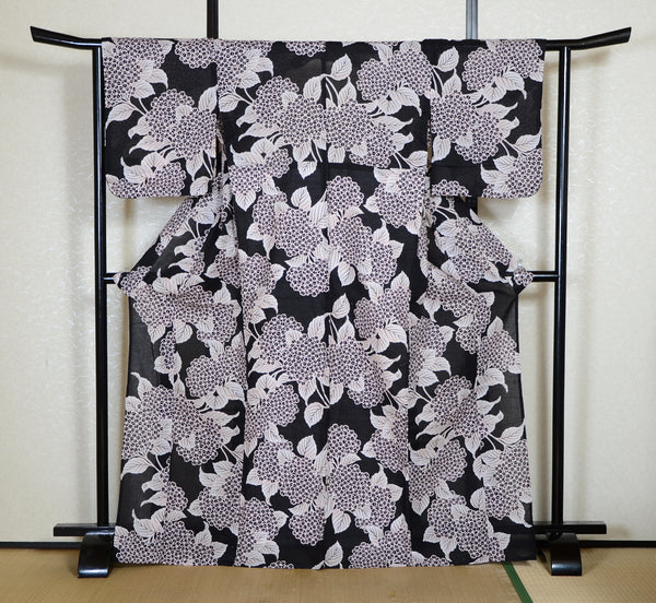 Archive Yukata – Traditional Pattern (Women / One of a Kind) W-AT #16 (Classic Black Hydrangea Yukata)