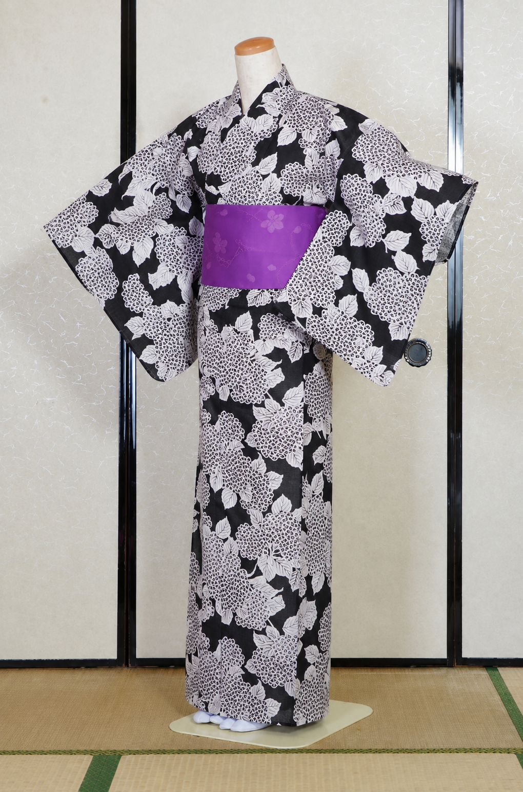 Archive Yukata – Traditional Pattern (Women / One of a Kind) W-AT #16 (Classic Black Hydrangea Yukata)