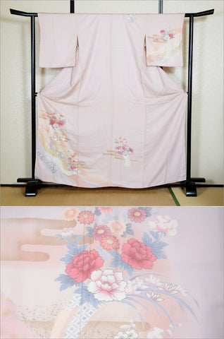 Japanese kimono. kimono for women. kimono female. houmongi kimono. tsukesage kimono.irotomesode.