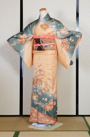 Japanese kimono. kimono for women. kimono female. houmongi kimono. tsukesage kimono.irotomesode.
