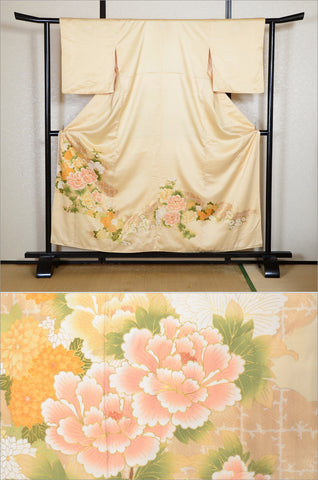 Japanese kimono. kimono for women. kimono female. houmongi kimono. tsukesage kimono.irotomesode.