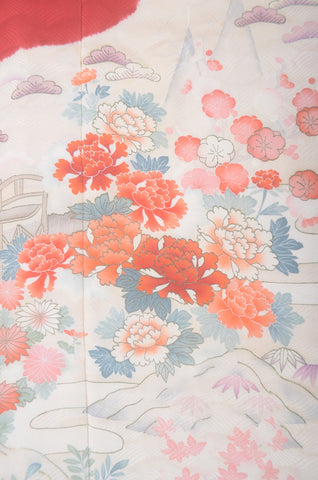 Furisode kimono. Long sleeved kimono. Japanese kimono. maiko kimono. geisha kimono.
