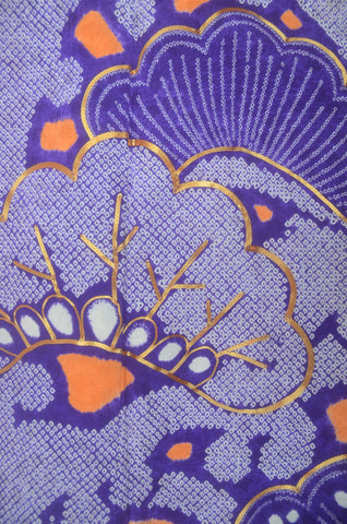 Furisode kimono. Long sleeved kimono. Japanese kimono. maiko kimono. geisha kimono.