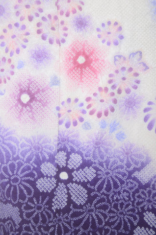 Furisode kimono. Long sleeved kimono. Japanese kimono. maiko kimono. geisha kimono.