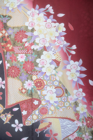 Furisode kimono. Long sleeved kimono. Japanese kimono. maiko kimono. geisha kimono.