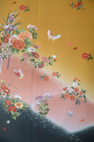 Furisode kimono. Long sleeved kimono. Japanese kimono. maiko kimono. geisha kimono.