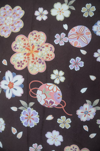 Furisode kimono. Long sleeved kimono. Japanese kimono. maiko kimono. geisha kimono.