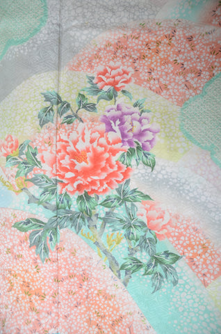 Furisode kimono. Long sleeved kimono. Japanese kimono. maiko kimono. geisha kimono.