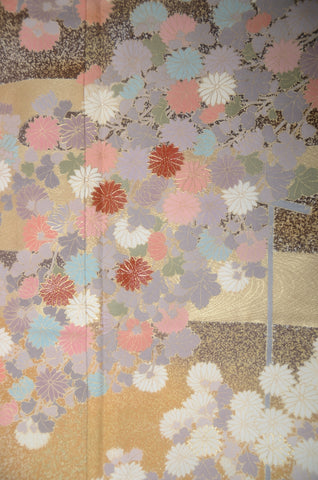 Furisode kimono. Long sleeved kimono. Japanese kimono. maiko kimono. geisha kimono.