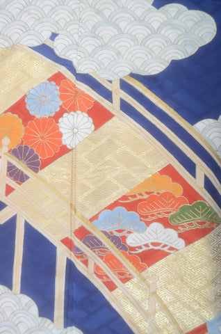 Furisode kimono. Long sleeved kimono. Japanese kimono. maiko kimono. geisha kimono.