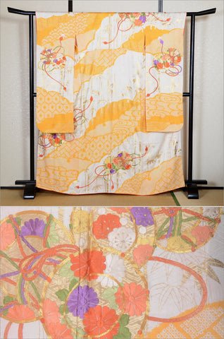 Furisode kimono. Long sleeved kimono. Japanese kimono. maiko kimono. geisha kimono.