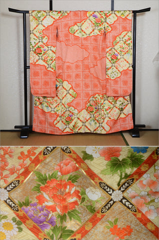 Furisode kimono. Long sleeved kimono. Japanese kimono. maiko kimono. geisha kimono.