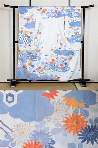 Furisode kimono. Long sleeved kimono. Japanese kimono. maiko kimono. geisha kimono.