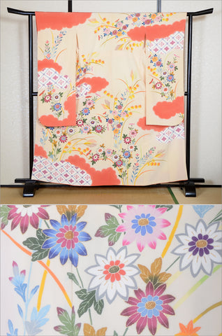 Furisode kimono. Long sleeved kimono. Japanese kimono. maiko kimono. geisha kimono.