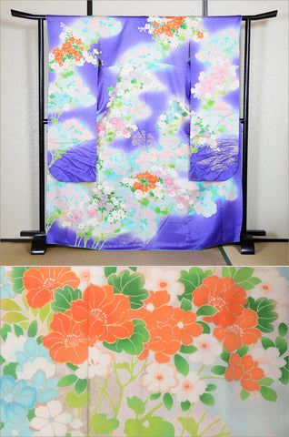 Furisode kimono. Long sleeved kimono. Japanese kimono. maiko kimono. geisha kimono.