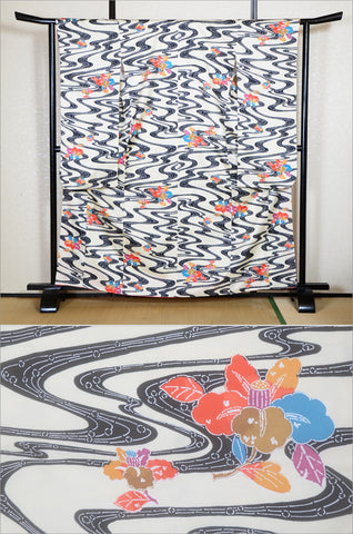 Furisode kimono. Long sleeved kimono. Japanese kimono. maiko kimono. geisha kimono.