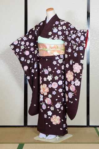 Furisode kimono. Long sleeved kimono. Japanese kimono. maiko kimono. geisha kimono.