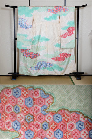 Furisode kimono. Long sleeved kimono. Japanese kimono. maiko kimono. geisha kimono.