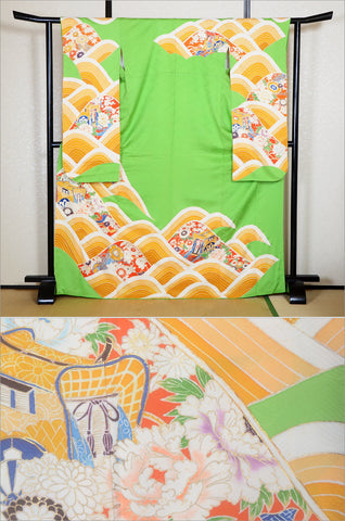 Furisode kimono. Long sleeved kimono. Japanese kimono. maiko kimono. geisha kimono.