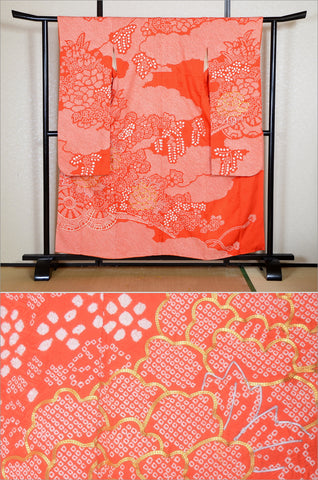 Furisode kimono. Long sleeved kimono. Japanese kimono. maiko kimono. geisha kimono.