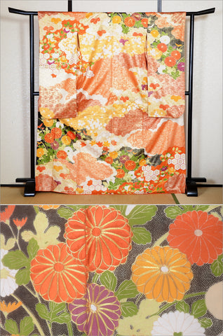 Furisode kimono. Long sleeved kimono. Japanese kimono. maiko kimono. geisha kimono.