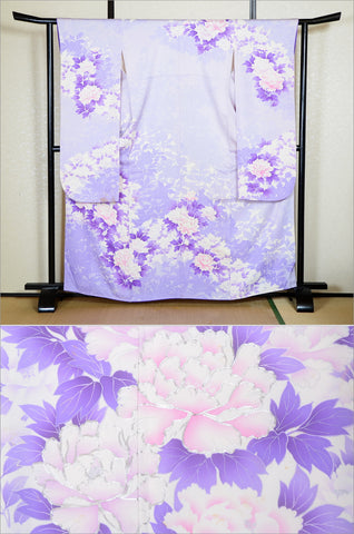 Furisode kimono. Long sleeved kimono. Japanese kimono. maiko kimono. geisha kimono.