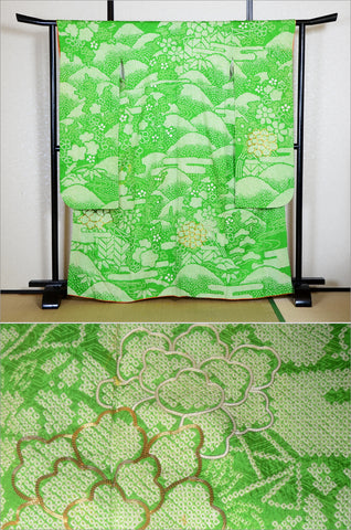 Furisode kimono. Long sleeved kimono. Japanese kimono. maiko kimono. geisha kimono.