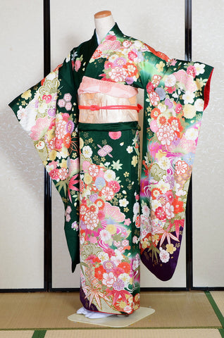 Furisode kimono. Long sleeved kimono. Japanese kimono. maiko kimono. geisha kimono.