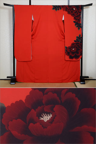 Furisode kimono. Long sleeved kimono. Japanese kimono. maiko kimono. geisha kimono.