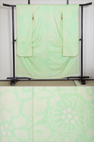 Furisode kimono. Long sleeved kimono. Japanese kimono. maiko kimono. geisha kimono.