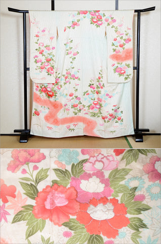 Furisode kimono. Long sleeved kimono. Japanese kimono. maiko kimono. geisha kimono.