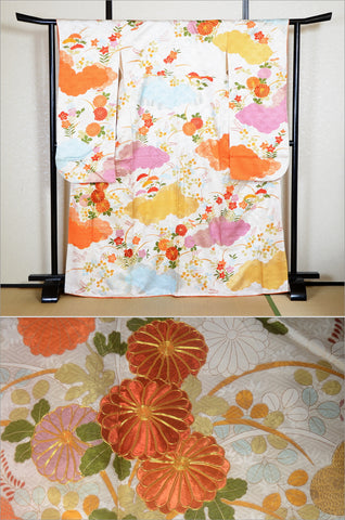 Furisode kimono. Long sleeved kimono. Japanese kimono. maiko kimono. geisha kimono.