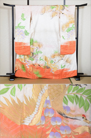 Furisode kimono. Long sleeved kimono. Japanese kimono. maiko kimono. geisha kimono.