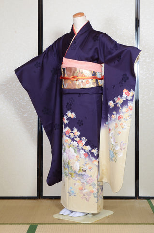 Furisode kimono. Long sleeved kimono. Japanese kimono. maiko kimono. geisha kimono.