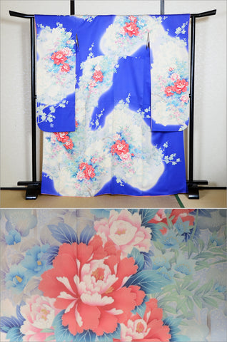Furisode kimono. Long sleeved kimono. Japanese kimono. maiko kimono. geisha kimono.