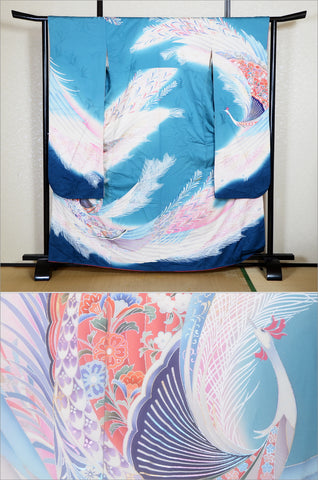Furisode kimono. Long sleeved kimono. Japanese kimono. maiko kimono. geisha kimono.