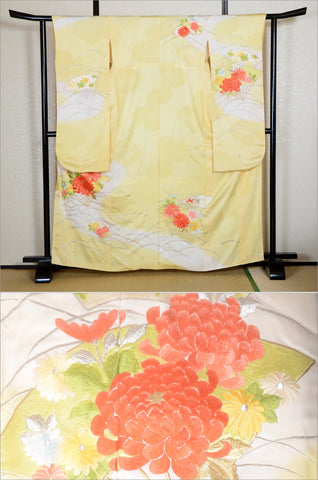 Furisode kimono. Long sleeved kimono. Japanese kimono. maiko kimono. geisha kimono.