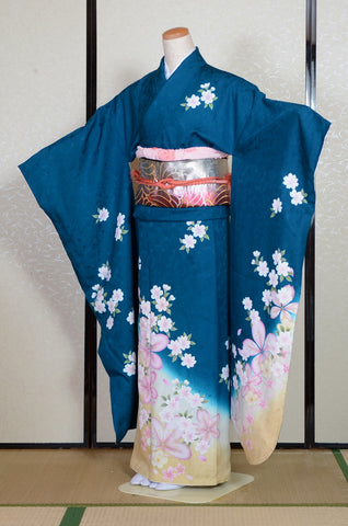 Furisode kimono. Long sleeved kimono. Japanese kimono. maiko kimono. geisha kimono.