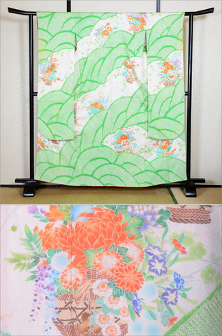Furisode kimono. Long sleeved kimono. Japanese kimono. maiko kimono. geisha kimono.