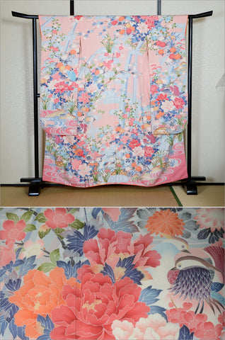 Furisode kimono. Long sleeved kimono. Japanese kimono. maiko kimono. geisha kimono.