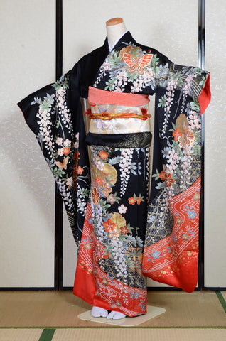 Furisode kimono. Long sleeved kimono. Japanese kimono. maiko kimono. geisha kimono.