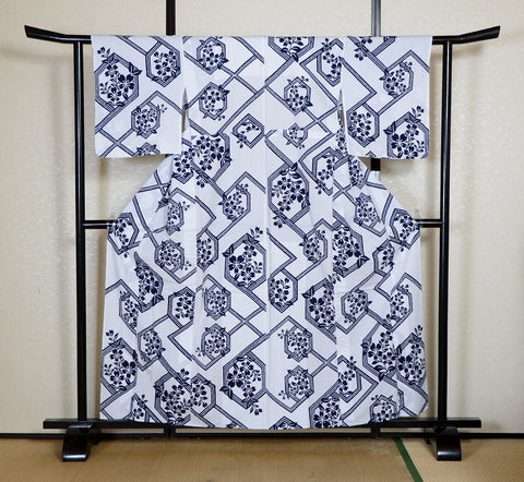 Archive Yukata – Traditional Pattern (Women / One of a Kind) W-AT #114