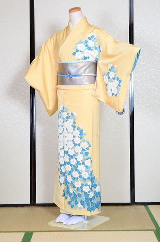 Japanese kimono. kimono for women. kimono female. houmongi kimono. tsukesage kimono.