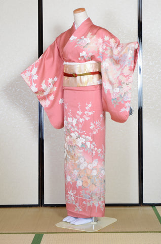 Japanese kimono. kimono for women. kimono female. houmongi kimono. tsukesage kimono.